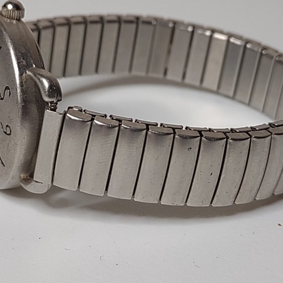 Very Cool Edison Silver Tone Metal Stretch Band Watch - Picture 3 of 12